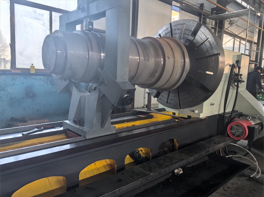 Torno CNC de alto rendimiento High-performing CNC Lathe