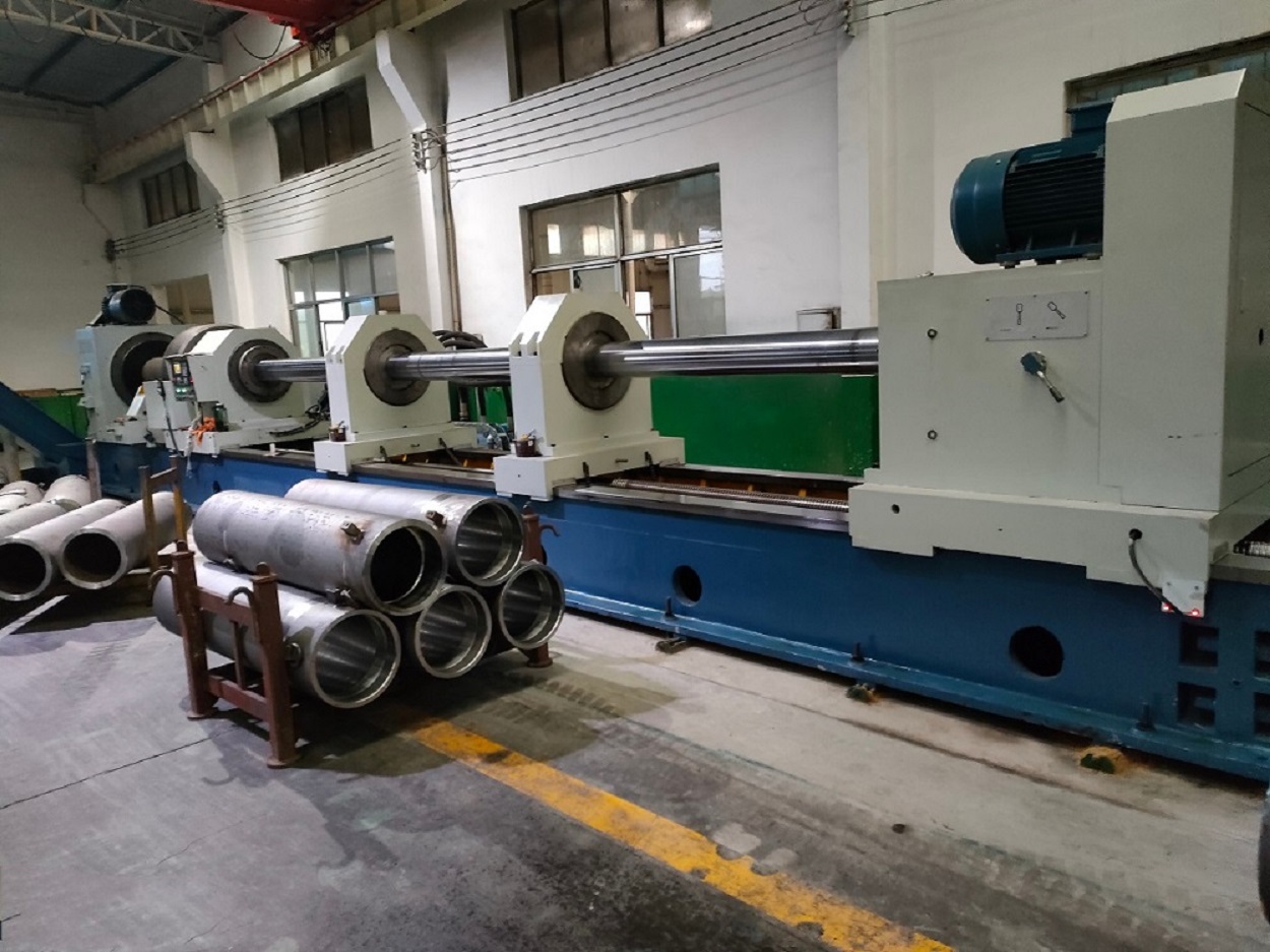 Máquina profesional de raspado y laminado de agujeros profundos CNC para un acabado preciso de tubos