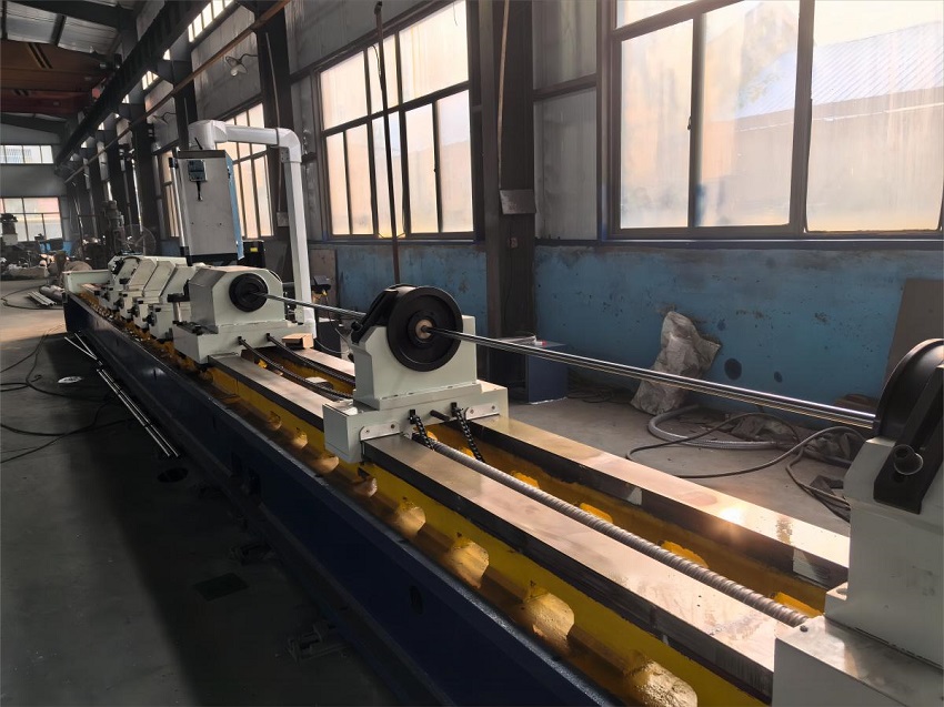 Máquina profesional de raspado y laminado de agujeros profundos CNC para un acabado preciso de tubos